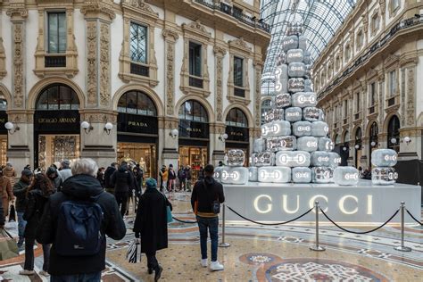 Milano, l'albero di Gucci in Galleria Vittorio  